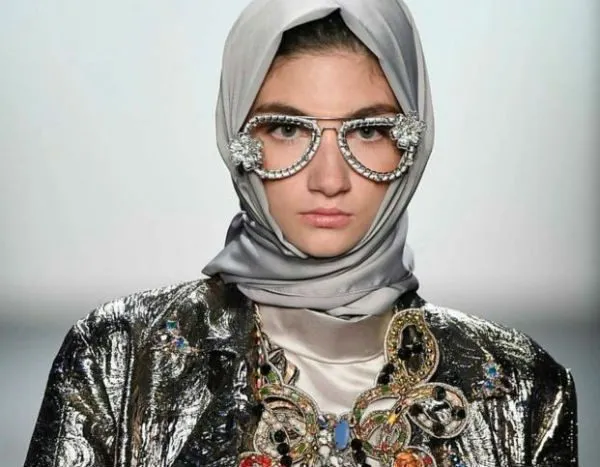 Model displays Anniesa Hasibuan's hijab collection