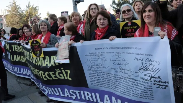 Turkey protests child mariage bill