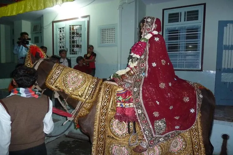 Rajasthani Bride takes 'Baraat' To The Groom's Door
