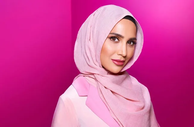 L’Oreal Hijab-Wearing Woman