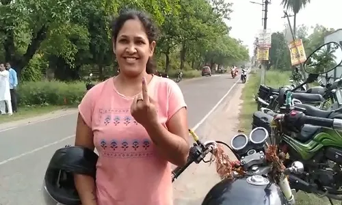 Woman Rides Noida Dhanbad