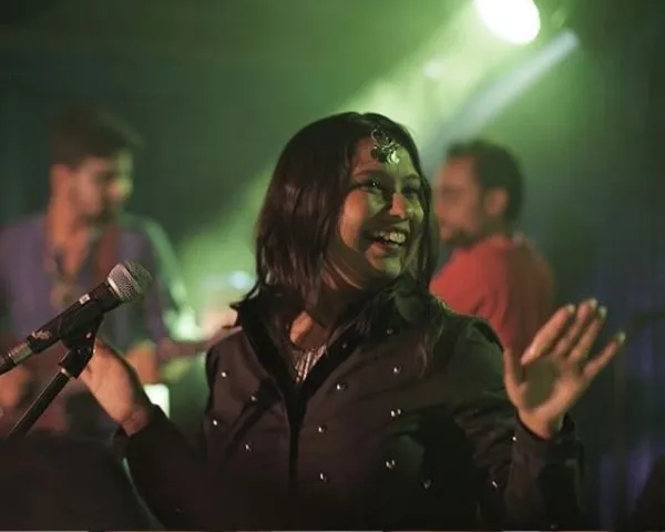 You are currently viewing Conoce a Aanchal Shrivastava que prestó su voz para una canción de boda gay