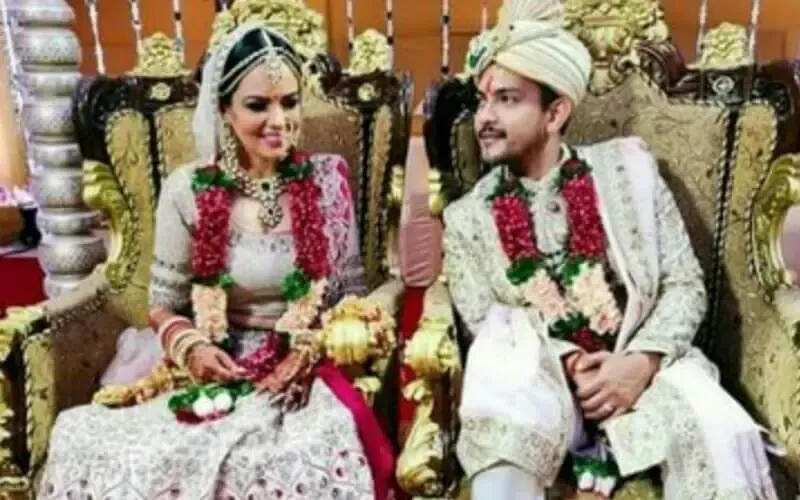 B Town Television Industry Congratulates Aditya Narayan Shweta Agarwal On Their Wedding Shethepeople Tv Apart from saravana, the actress had played female lead in various tamil films: their wedding