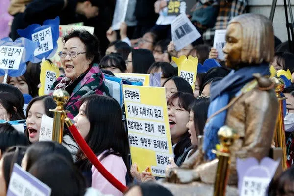 south korea orders japan to compensate WWII sex slaves