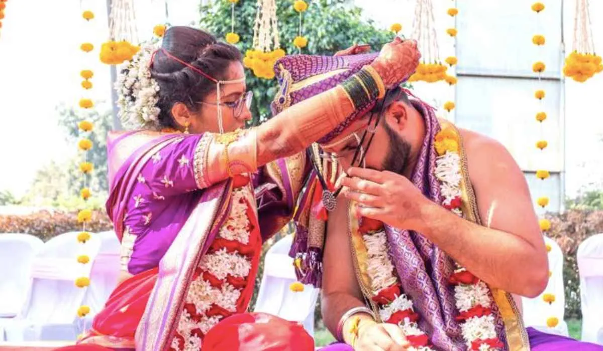 Bride And Groom Exchange Mangalsutras, couple exchanges mangalsutras