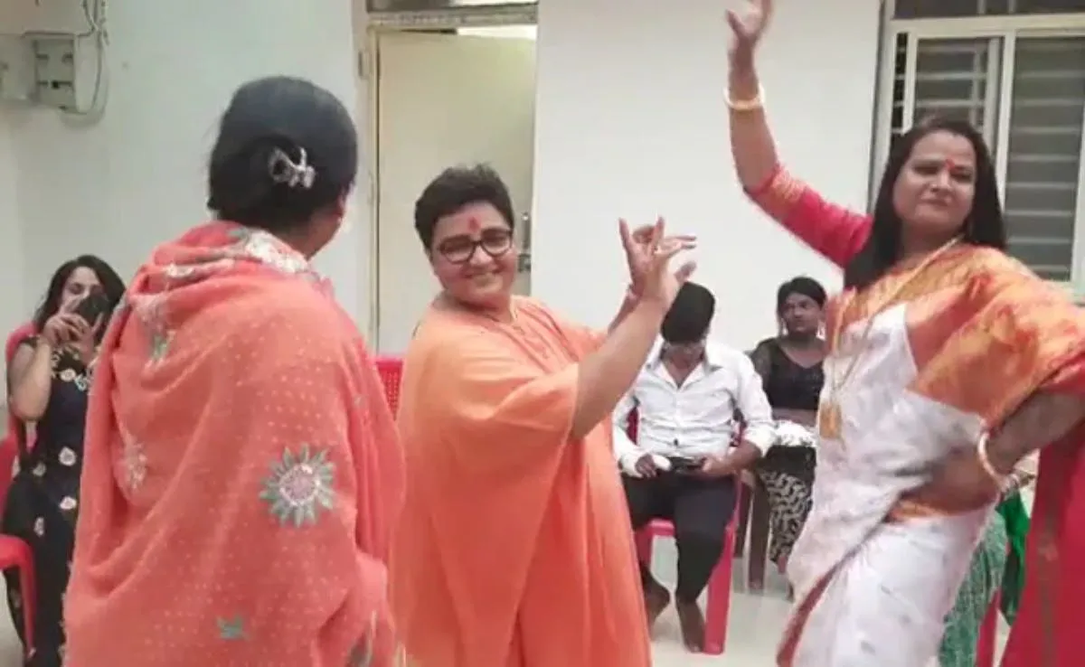 Pragya Thakur dancing
