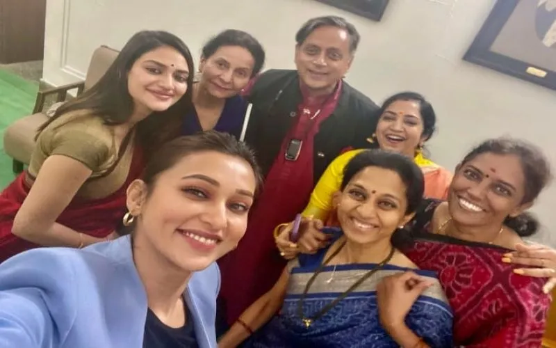 Shashi Tharoor Picture With Women MPs ,Shashi Tharoor Tweet sparks row, shashi tharoor selfie apology