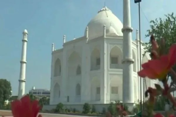 taj mahal house, Husband Gifts Taj Mahal Like House