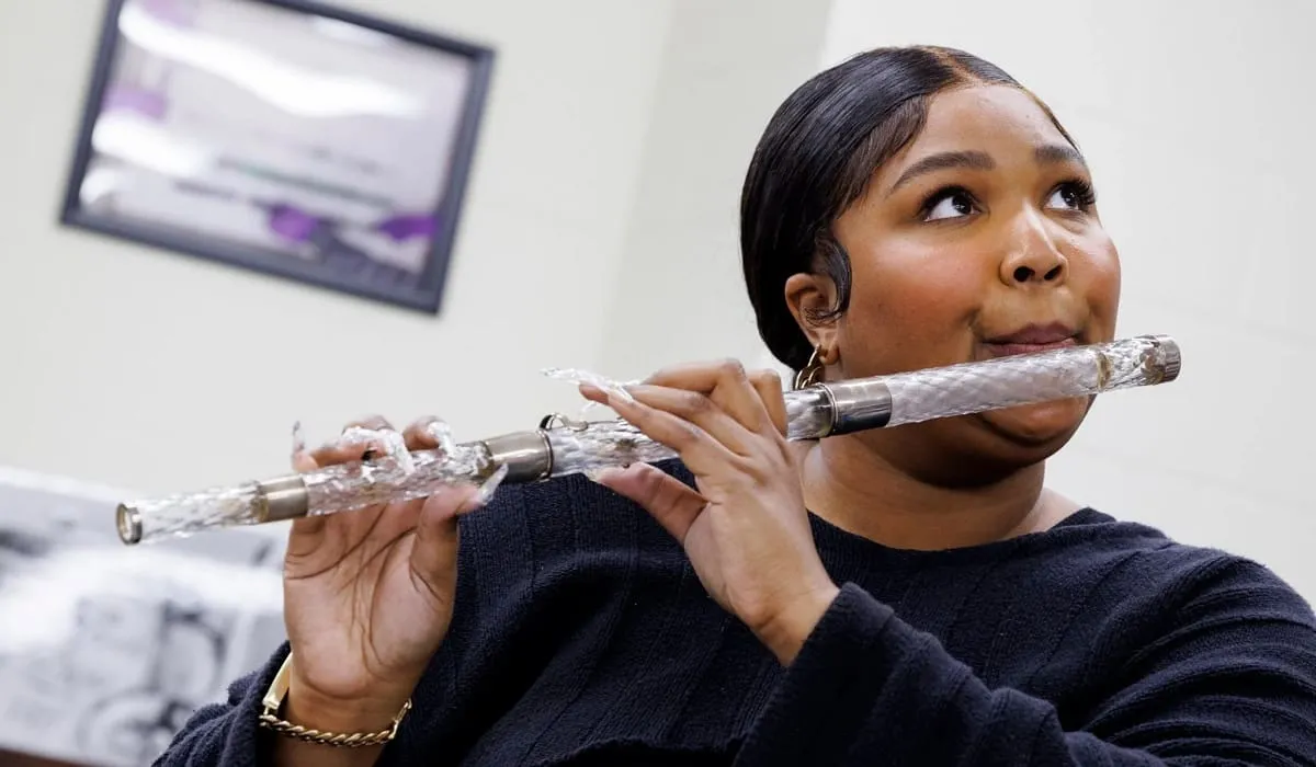 Lizzo Plays 200-Year-Old Crystal Flute