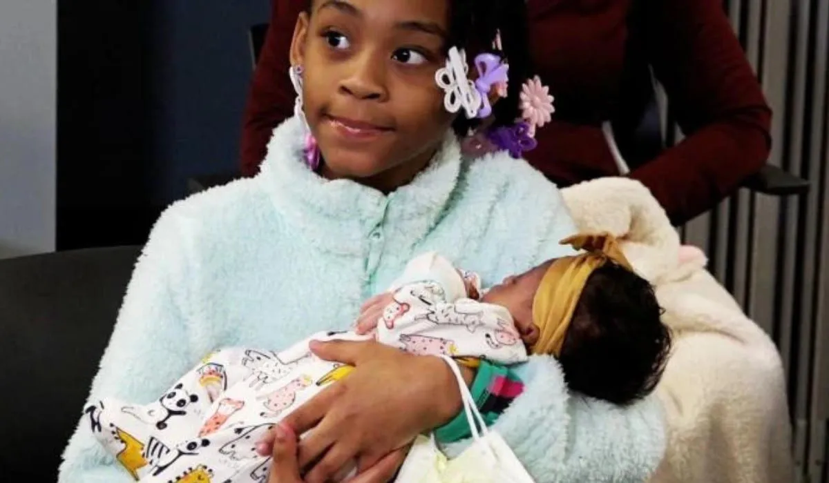 Girl Helps Mom Deliver Baby