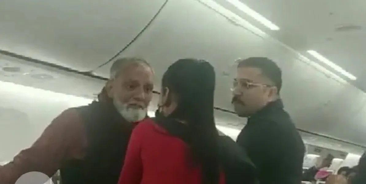 SpiceJet passenger harasses female crew, Spicejet passenger deboarded for misbehaving